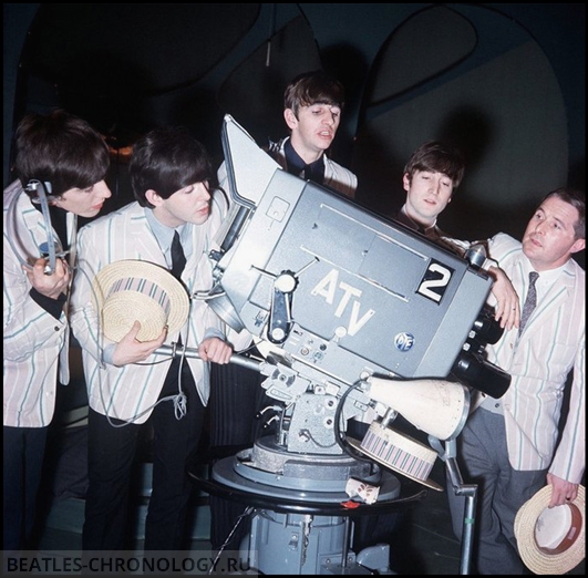 B3NKKE The Beatles pop group rehearse for ATV programme December 1963